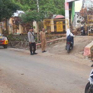 Cegah Kemacetan, Polsek Donggo Laksanakan Rawan Pagi di Depan SMPN 1 Donggo