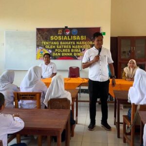 Implementasi Asta Cita, Satresnarkoba Polres Bima bersama BNNK Bima Sosialisasi Pencegahan Narkoba dan Bagikan Makanan gratis dan bergizi di SMPN 05 Palibelo