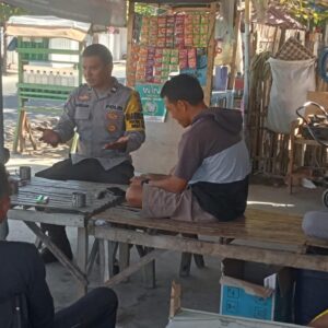 Bhabinkamtibmas Polsek Soromandi Intensifkan Cooling System Imbau Warga Binaan Sukseskan Pilkada Sejuk dan Damai