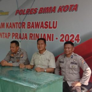 Personel OMP Rinjani 2024 Polres Bima Kota Laksanakan Pengamanan 24 Jam di Kantor KPU dan Bawaslu Kota Bima