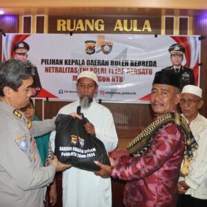 Cooling System Jelang Pilkada, Dit Binmas Polda NTB Sambangi Warga di Desa Panda dan Salurkan Bantuan Sosial