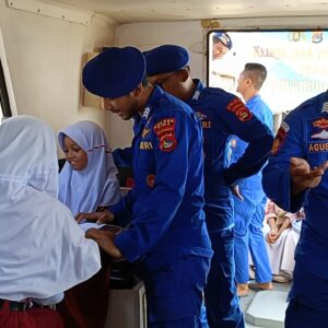 Sat Polairud Polres Bima Gadeng Tenaga Kesehatan, Laksanakan Program Klinik Terapung.