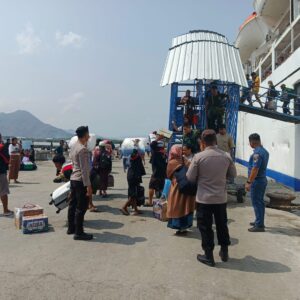 Polsek Kawasan Pelabuhan Laut Bima Amankan Proses Embarkasi/Debarkasi Kapal KM. AWU di Pelabuhan Bima