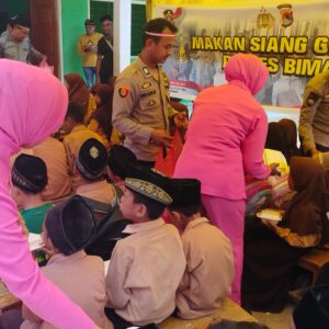 Dukung Program Makan Siang Bergizi, Polsek Monta Bagikan Paket Makanan di Ponpes Al-Iman Desa Simpasai