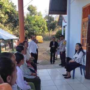 Cooling System Bhabinkamtibmas Polsek Donggo Imbau Warga Jaga Kerukunan Menjelang Pilkada