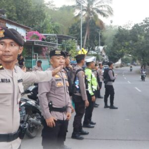 Personel OMP Rinjani 2024 Polres Bima Kota Amankan Kampanye Tatap Muka Paslon Walikota Bima di Kelurahan Oimbo