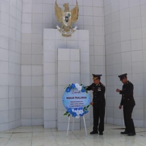 Peringati Hari Pahlawan Nasional Ke 79 Polres Bima Menggelar Upacara dan Ziarah Tabur Bunga di Taman Makam Pahlawan