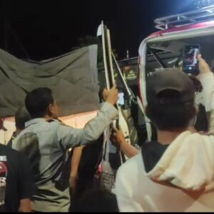 Personel Polsek Bolo Evakuasi Korban Kecelakaan Beruntun di Desa Timu