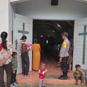 Minggu Kasih, Bhabinkamtibmas Polsek Donggo Imbau Warga Jaga Kerukunan dan Gelorakan Pilkada Damai