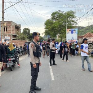 Personel OMP Rinjani 2024 Polres Bima Kota Amankan Kampanye Blusukan Paslon Wali Kota di Kelurahan Jatibaru Barat