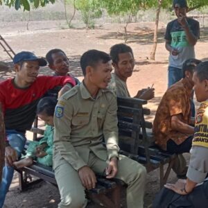 Melalui Cooling System Bhabinkamtibmas Polsek Soromandi Gelorakan Pilkada Sejuk dan Damai