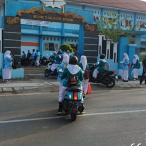 Satlantas Polres Bima Kota Bantu Anak Sekolah Menyeberang Jalan dalam Gatur Pagi