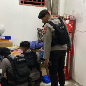 Polres Bima Kota Gelar Razia, Sita Puluhan Botol Miras dan Senjata Tajam