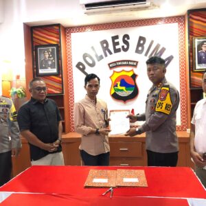 Polres Bima KPU dan Bawaslu Kabupaten Bima, Teken Kontrak Sinergitas Penyelenggaraan Pemilu/ Pilkada Serentak 2024