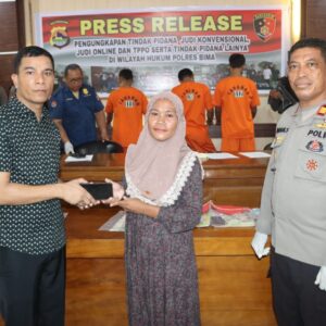 Wakili Kapolres Bima, Kabag Ops dan Kasat Reskrim Serahkan Handphone secara Simbolis Kepada Dua Korban Curat
