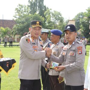 Kapolres Bima Kota Serahkan Bekal Kesehatan untuk Personel OMP Rinjani 2024