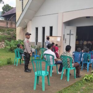Minggu Kasih, Bhabinkamtibmas Polsek Donggo Ingatkan Warga Jaga Kerukunan di Masa Tenang Pilkada