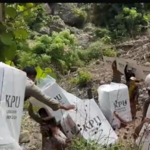 Sinergi TNI-Polri Kawal Distribusi Kotak Suara Pilkada di Kecamatan Wawo