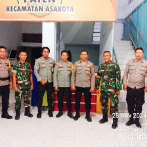 Personel Polres Bima Kota Laksanakan Pengamanan Logistik Pemilukada 2024 di PPK Kecamatan