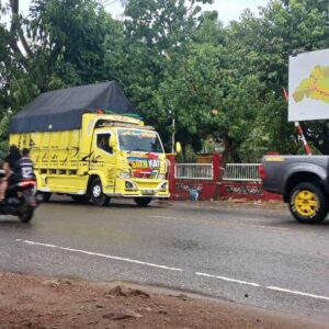 Polsek Sape Kawal Pergeseran Logistik Pilkada dari PPK ke Gudang KPU Kabupaten Bima