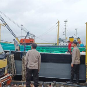 Polsek Kawasan Pelabuhan Laut Bima Imbau Nelayan Waspada Cuaca Ekstrem Saat Melaut