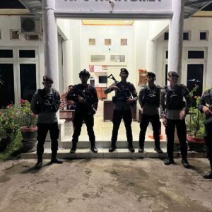 Personel Polres Bima Kota dan Batalyon C Pelopor Sat Brimobda NTB Kawal Ketat Kantor KPU Kota Bima dalam OMP Rinjani 2024