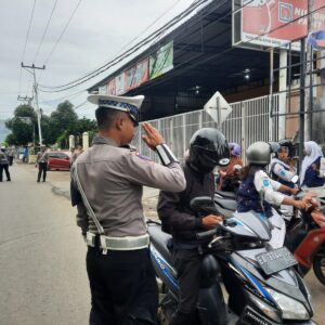 Sat Lantas Polres Bima Kota Tertibkan Pelanggar Lalu Lintas Kasat Mata di Jalan Gatot Subroto