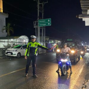 Meski Arus Lalulintas Terpantau Lancar, Pos PAM Operasi Ketupat Rinjani 2025 Bola Rutin Laksanakan Penjagaan dan Gatur Lalin