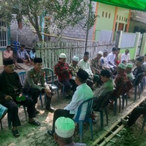 Kapolsek Madapangga dan Personelnya Melayat dan Bantu Prosesi Pemakaman Warga Yang Meninggal Dunia