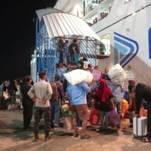 Polsek Kawasan Pelabuhan Laut Bima Amankan Proses Embarkasi dan Debarkasi Penumpang Kapal KM. AWU di Pelabuhan Bima
