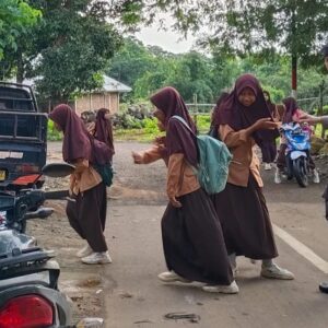 Pelayanan Terbaik, Mencegah Kemacetan Polsek Donggo Laksanakan Rawan Pagi di Depan SMPN I Donggo