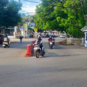 Cegah Kemacetan dan Imbau Pengguna Jalan Satlantas Polres Bima Laksanakan Gatur Lalin di Pagi Hari