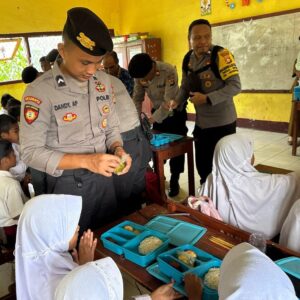 Polsek Madapangga Kawal dan Bantuan Pendistribusian Makan Gratis Bergizi di 44 Sekolah