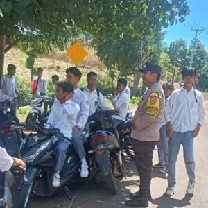 Sambangi SMAN I Soromandi Dalam Program Police goes to School, Bhabinkamtibmas Polsek Soromandi Sampaikan Ini