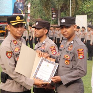 Gelar  Upacara Hari Kesadaran Nasional Polres Bima Berikan Penghargaan Bagi Personel Berprestasi