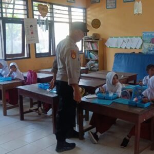 Proaktif Sukseskan Program Presiden RI, Polsek Madapangga Kembali Kawal Pendistribusian Makan Bergizi Gratis Bagi Ribuan Pelajar di Wilayah Kecamatan Madapangga