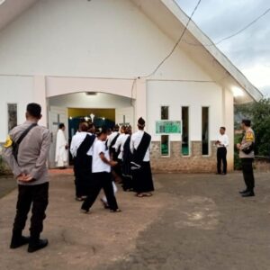 Hadir Mengayomi Polsek Donggo Laksanakan Pengamanan Ibadah Umat Kristiani