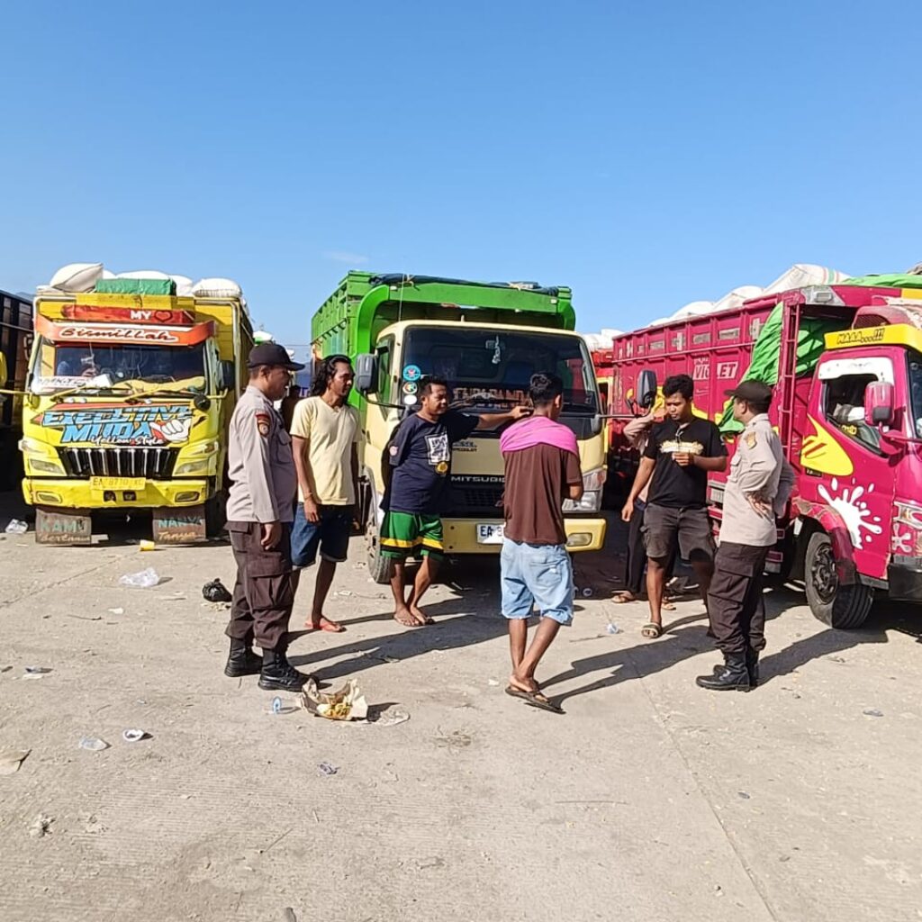 Polsek Kawasan Pelabuhan Laut Bima Gelar Jumat Curhat Bersama Buruh dan Penumpang