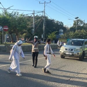 Anggota Lantas Polsek Rasanae Barat Gelar Strong Point Pagi di Depan MTsN 1 Kota Bima
