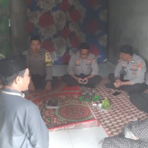 Wujud Polisi Humanis, Polsek Asakota Takziah ke Rumah Duka Warga Binaan