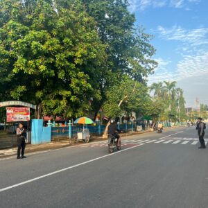 Sat Samapta Polres Bima Kota Laksanakan Gatur Lalin Pagi, Bantu Anak Sekolah Menyeberang Jalan