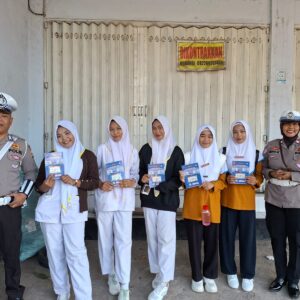 Sat Lantas Polres Bima Kota Gelar Himbauan Keselamatan Berlalulintas dan Bagikan Brosur