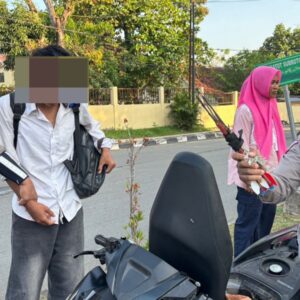Personel Sat Lantas Amankan Pembawa Panah saat Rawan Pagi di Bima Kota
