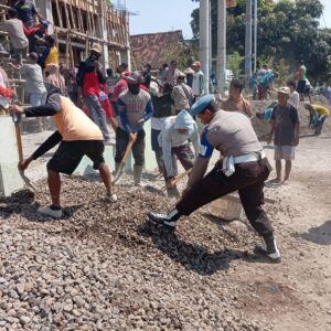 Personel Polsek Sape Gotong Royong Renovasi Masjid Bersama Warga