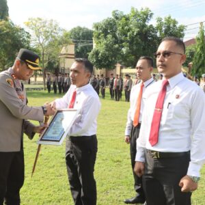 Kapolres Bima Kota Berikan Penghargaan Kepada 12 Anggota Berprestasi dan Bagikan Buku Saku Quick Wins Presisi
