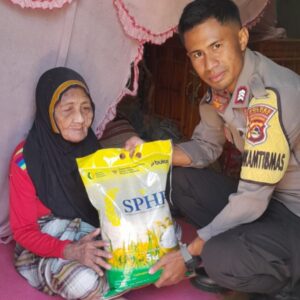 Polsek Rasanae Timur Berbagi Kebaikan, Salurkan Bantuan Beras untuk Warga yang Membutuhkan