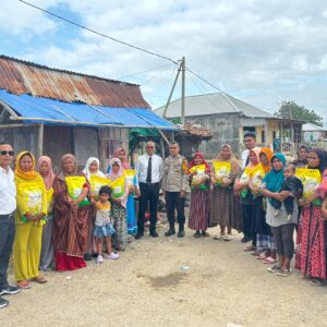 Tabur Kebaikan, Sat Intelkam Polres Bima Kota Berbagi Beras pada Warga Kurang Mampu