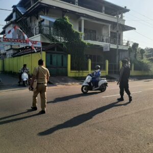 Sat Samapta Polres Bima Kota Laksanakan Gatur Lalin Pagi di Titik Rawan Macet dan Layani Anak Sekolah Menyeberang Jalan