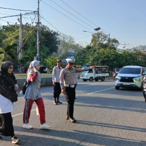 Anggota Lantas Polsek Rasanae Barat Polres Bima Kota Laksanakan Strong Point di Depan MTsN 1 Kota Bima