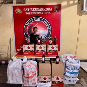 Gerebek Kafe, Tim Opsnal Sat Narkoba Polres Bima Kota Sita Ratusan Botol Miras